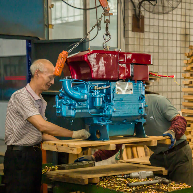 Bộ động cơ được đóng gói trong thùng gỗ.