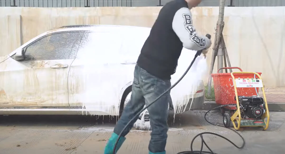 applicare sapone o schiuma per auto